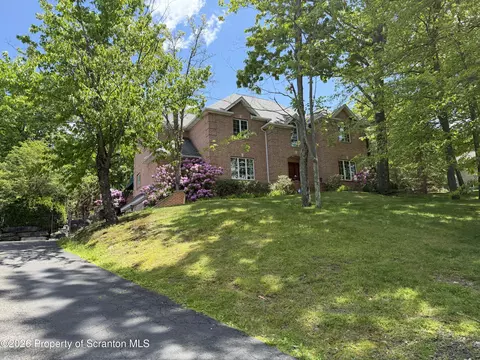 102 Emerson Close, Moosic, PA 18507