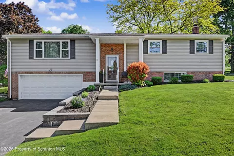 100 Carriage Ln, South Abington, PA 18411