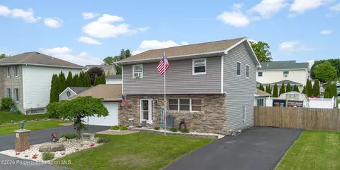 1335 Hampton Dr, Archbald, PA 18403