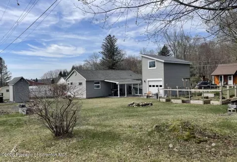 9 Beach St, Gouldsboro, PA 18424