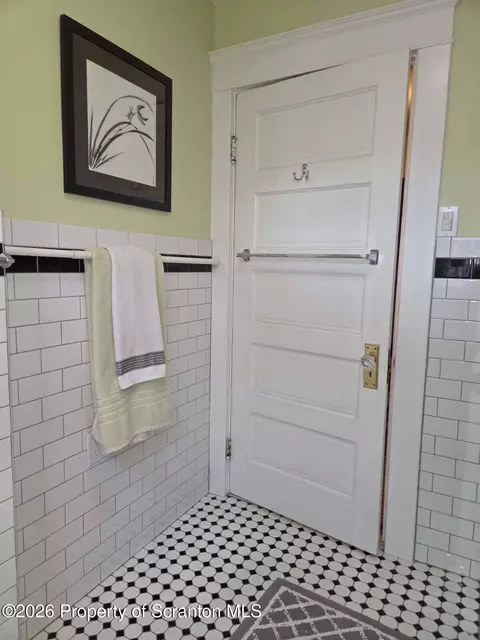 Bath - 229 E Mountain Rd, Scranton, PA 18505 photo 5 of 8