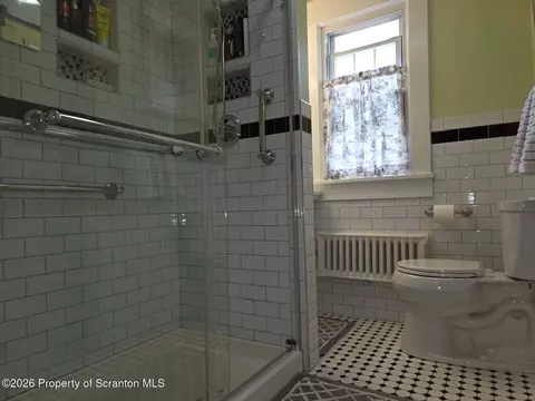 Bath - 229 E Mountain Rd, Scranton, PA 18505 photo 2 of 8