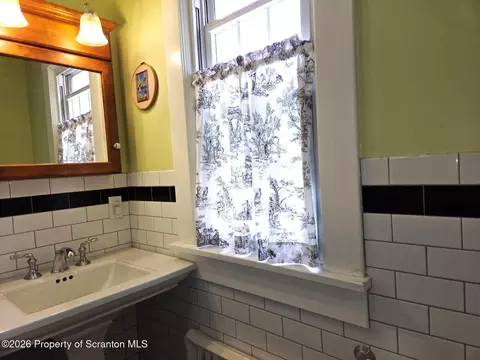 Bath - 229 E Mountain Rd, Scranton, PA 18505 photo 1 of 8