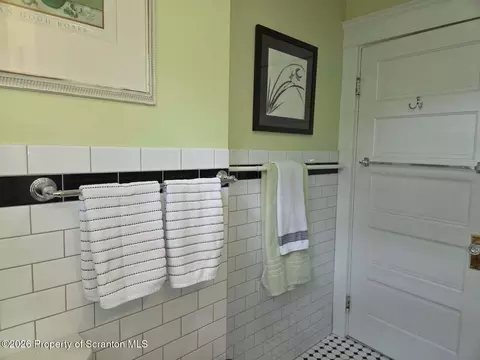 Bath - 229 E Mountain Rd, Scranton, PA 18505 photo 3 of 8