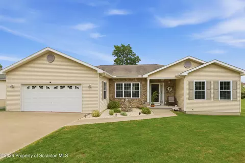 420 Callahan Dr, Jermyn, PA 18433