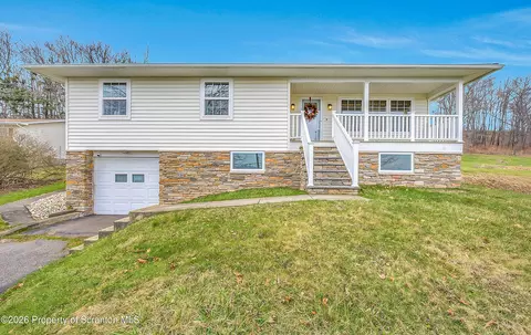 18 9th St, Blakely, PA 18447