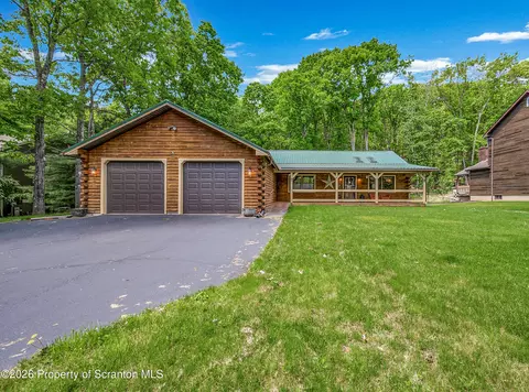 835 Lakeview Dr, Mountain Top, PA 18707