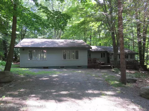 10 Tamarack Dr, Gouldsboro, PA 18424