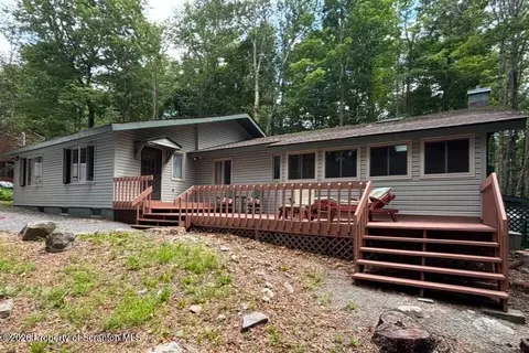 10 Tamarack Dr, Gouldsboro, PA 18424