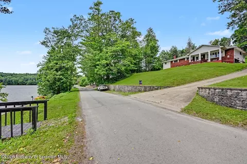 121 Baylors Rd, Nicholson, PA 18446