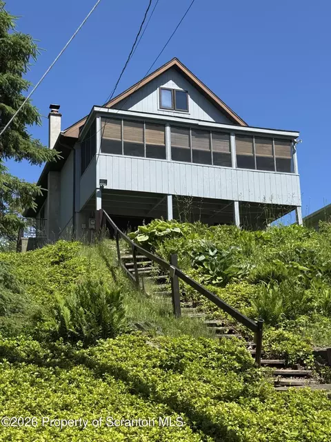 33 Lakefront Ln, Scott Twp, PA 18433