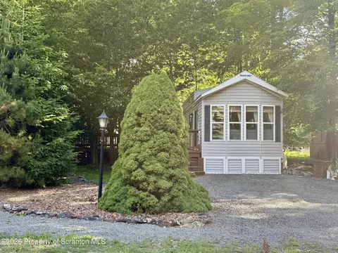 272 Tamarack Trl, Covington Twp, PA 18424