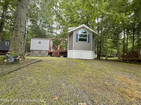 719 Snowshoe Dr, Covington Twp, PA 18424