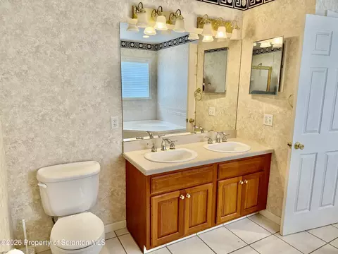 Bath - 901 Ohenry Close, Moosic, PA 18507 photo 2 of 3