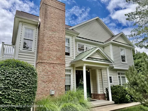 901 Ohenry Close, Moosic, PA 18507