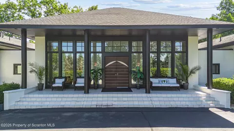 113 Glenmaura Dr, Moosic, PA 18507