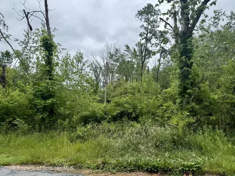 76 Highpoint Dr, Lake Ariel, PA 18436
