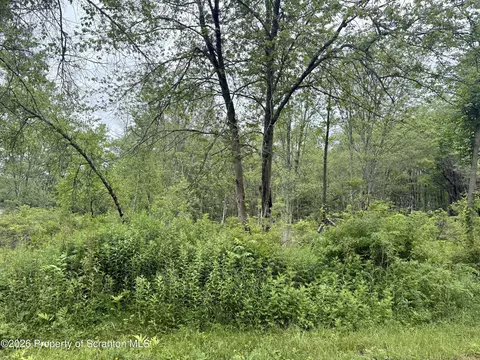 80 Highpoint Dr, Lake Ariel, PA 18436