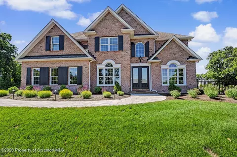 336 Glenmaura Dr, Moosic, PA 18507