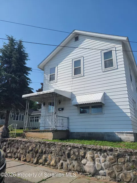 21 Maple St, Jermyn, PA 18433
