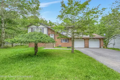 1010 Knollwood Dr, Tobyhanna, PA 18466