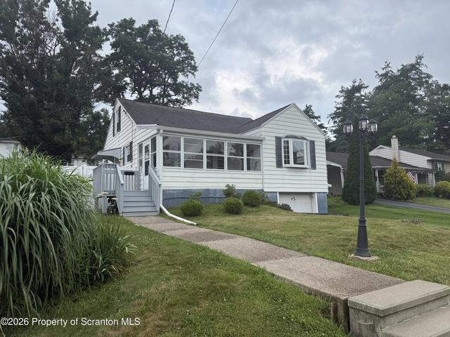 22 Luzerne Ave, Dallas, PA 18612