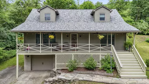 31 W Lake Shore Dr, Tunkhannock, PA 18657
