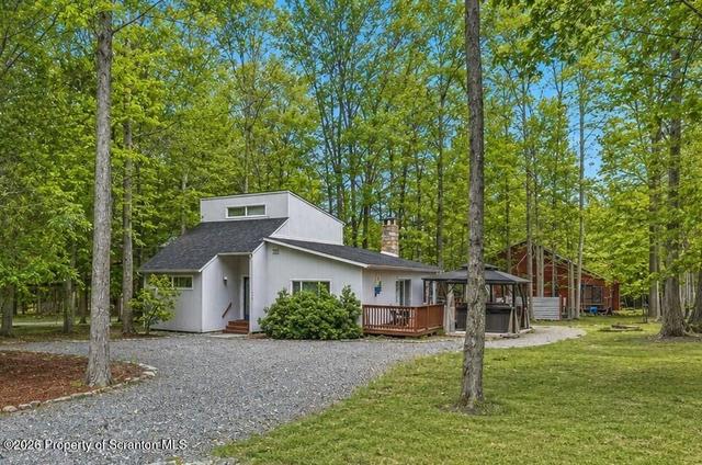 1045 Mountain Top Dr, Lake Ariel, PA 18436