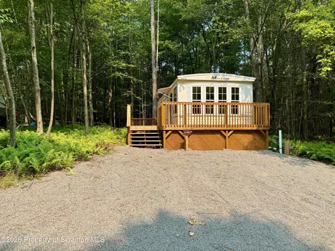 863 Bald Eagle Dr, Covington Twp, PA 18424