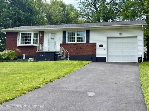 8 Skyline Dr, Covington Twp, PA 18424