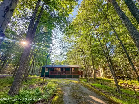 1352 Fountain Dr, Newfoundland, PA 18445