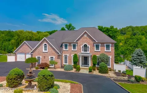 41 Somerfields Dr, Wyoming, PA 18644