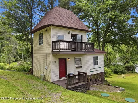 286 N Lake Rd, Montrose, PA 18801