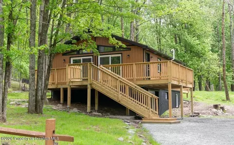 124 Fawn Lake Dr, Hawley, PA 18428