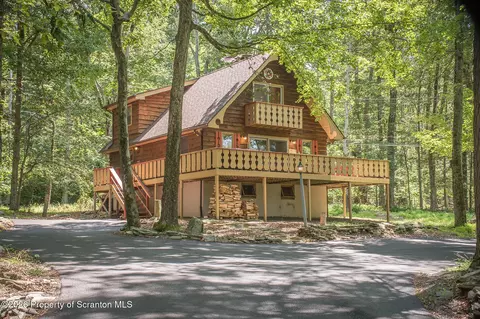 109 W Birch Ln, Greentown, PA 18426