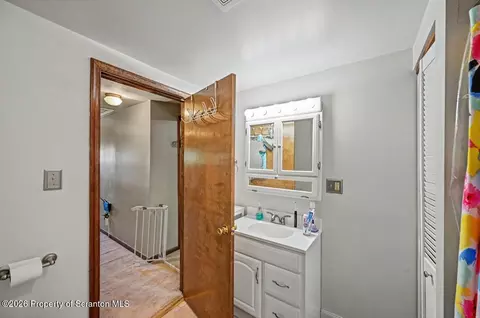 Bath - 302 Kennedy St, Old Forge, PA 18518 photo 4 of 4
