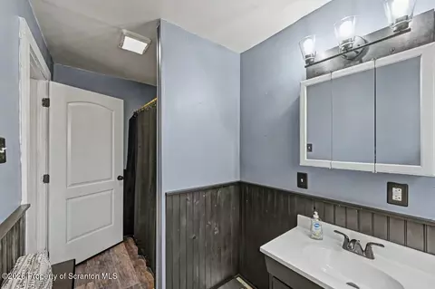 Bath - 302 Kennedy St, Old Forge, PA 18518 photo 2 of 4