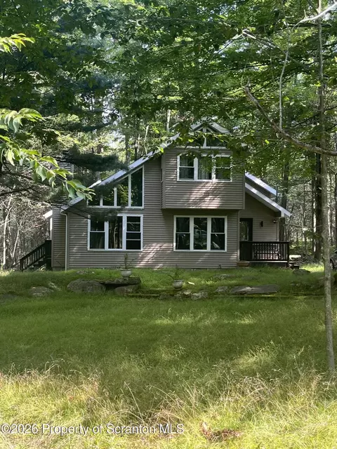 126 Lyman Ln, Gouldsboro, PA 18424