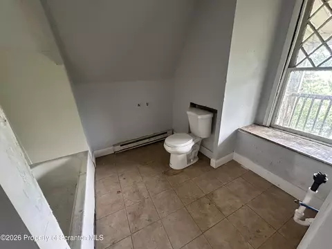 Bath - 809 Monroe Ave, Scranton, PA 18510 photo 3 of 4