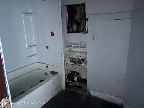 Bath - 809 Monroe Ave, Scranton, PA 18510 photo 1 of 4
