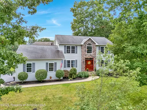21 Autumn Dr, Mountain Top, PA 18707