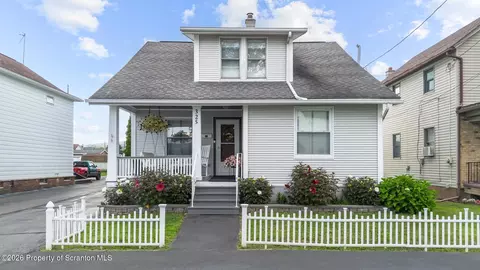 325 Oak St, Peckville, PA 18452