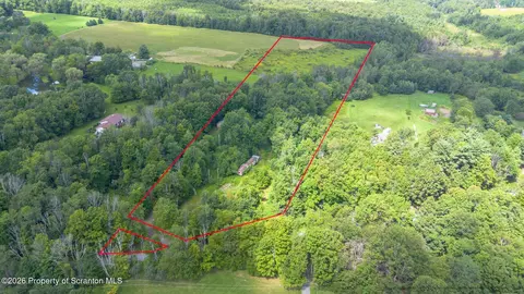 6 Silhouette Ln, Waymart, PA 18472