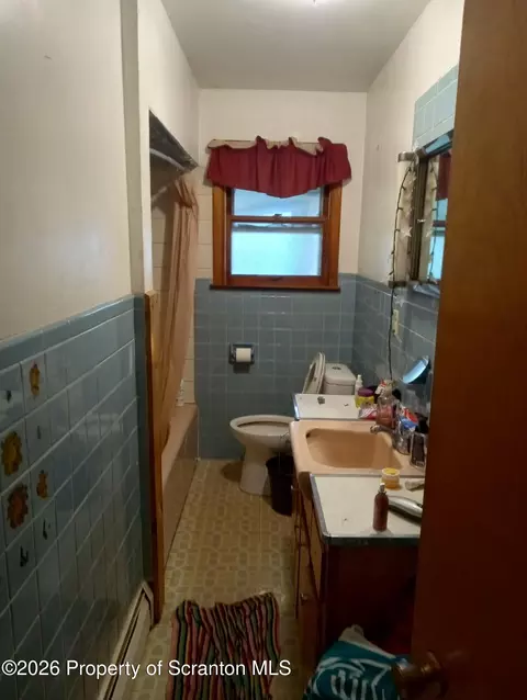 810 E Locust St, Scranton, PA 18505 photo 5
