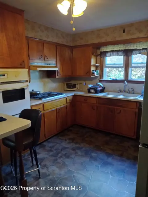 810 E Locust St, Scranton, PA 18505 photo 8