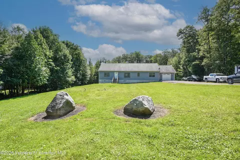 30 Salem View Dr, Waymart, PA 18472