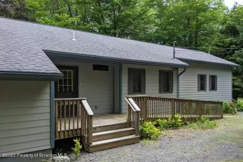 198 Eagles View Dr, Clifton Twp, PA 18424