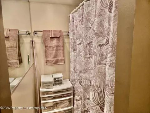 Bath - 1110 Summit Pointe, Scranton, PA 18508 photo 3 of 3