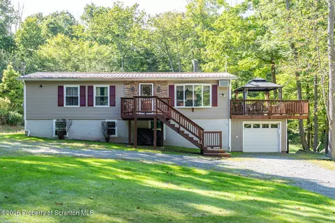 5 Chipmunk Trl, Hawley, PA 18428