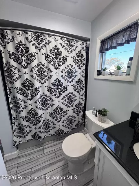 Bath - 110 Smith St, Dunmore, PA 18512 photo 2 of 3